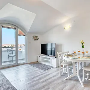 Apartment Penthouse Zola With Private Parking, Medulin
